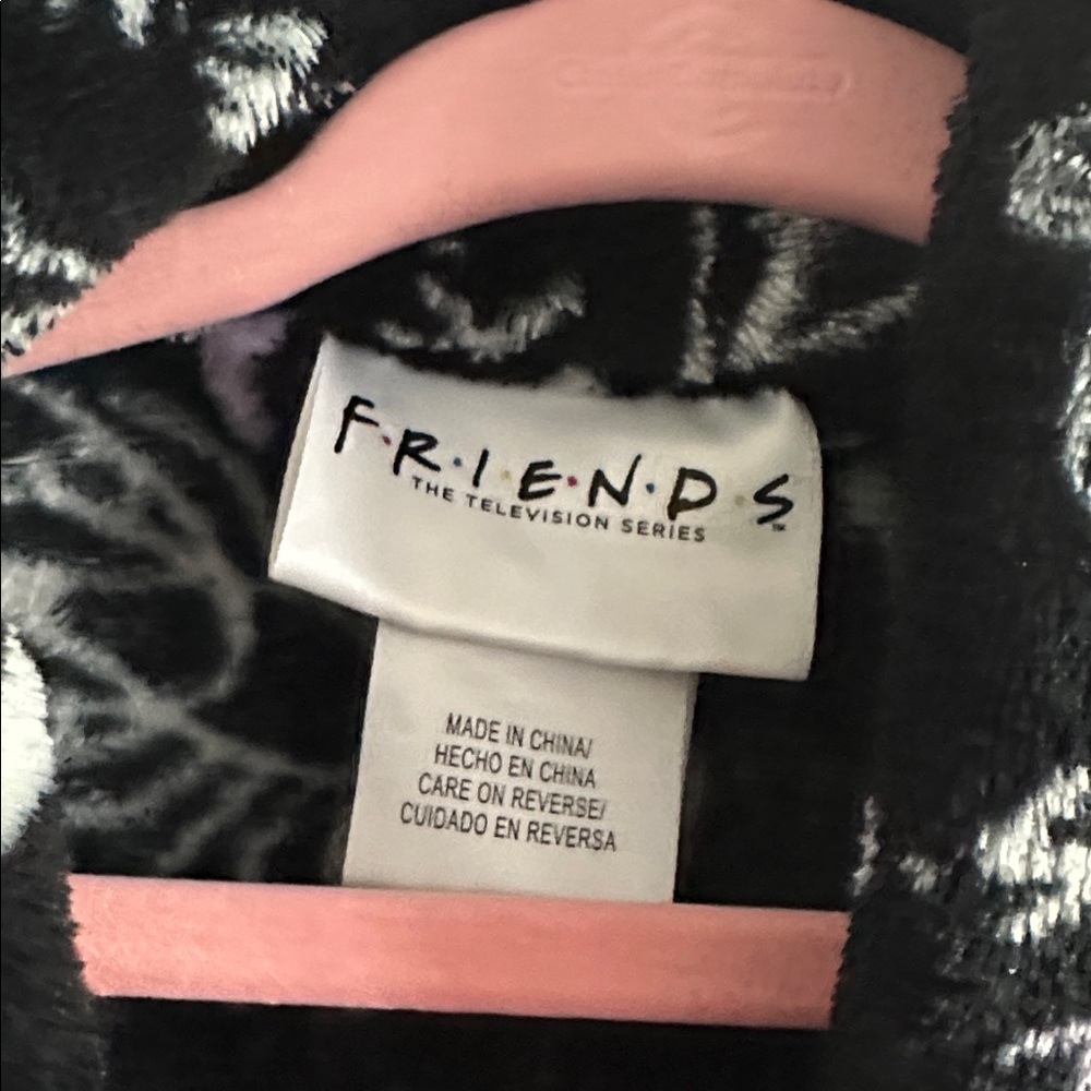 FRIENDS Brand Black and Pink Plush Belted Robe w/Friends Print - Size Girls XS - Picture 2 of 9